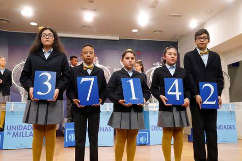 El primer premio de la lotería del Niño ha recaído en el número 37142.
