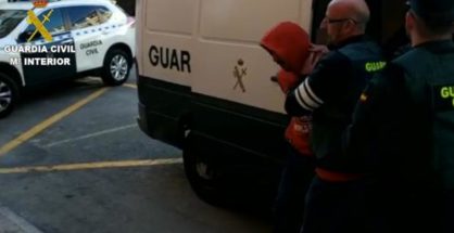 Uno de los detenidos es trasladado por efectivos de la Guardia Civil - ABC
