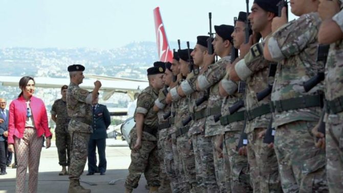 Cuando el Ejército libanés llegó a lo más bajo: Margarita Robles pasando revista a tropas del Líbano.