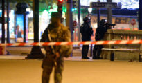 En la imagen, policías y militares acordonan el escenario de un ataque terrorista en el que perdió la vida un policía. París, 27 de abril de 2017.