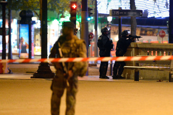 En la imagen, policías y militares acordonan el escenario de un ataque terrorista en el que perdió la vida un policía. París, 27 de abril de 2017. 