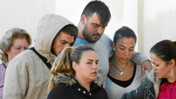 Los padres de Julen llegaron al tanatorio de la barriada malagueña de El Palo rotos por el dolor, pero arropados por amigos familiares y miles de vecinos que quisieron acompañarles