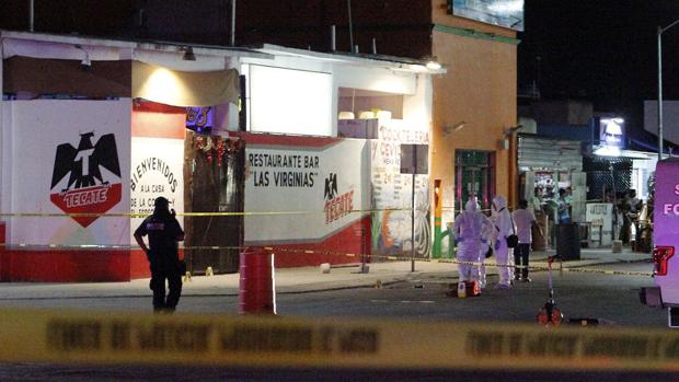 Los peritos forenses recaban información en la zona del restaurante bar «Las Virginias» en Playa del Carmen 
