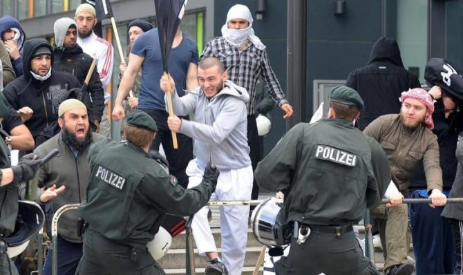 Islamistas se enfrentan en la calle a policías alemanes