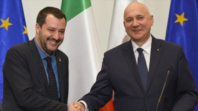 El ministro del Interior de Italia, Matteo Salvini (iza.), junto con su homólogo polaco, Joachim Brudzinski, en Varsovia, 9 de enero de 2019.