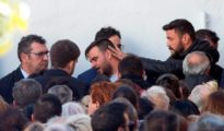 Cientos de personas acompañaron a los padres del pequeño Julen ayer en el tanatorio de El Palo (Málaga)