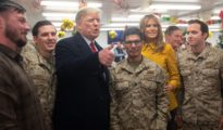 Donald y Melania Trump, durante la visita a tropas de EE.UU. en Irak el pasado diciembre