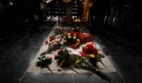 Aspecto de la tumba de Franco llena de flores.
