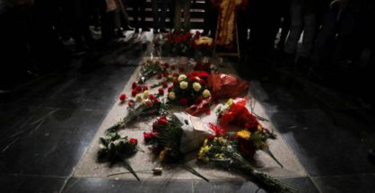 Aspecto de la tumba de Franco llena de flores.