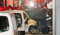 Los agentes retiran el vehículo que provocó el atropello múltiple en Tokio