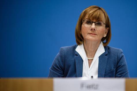 La viceportavoz del gobierno alemán, Martina Fietz, en una rueda de prensa sobre la difusión de datos de políticos alemanes.