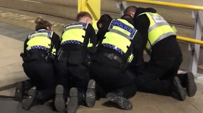 Policías británicos atienden a una de las víctimas del apuñalamiento en la estación de Manchester.