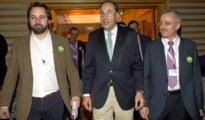 Alejo Vidal Quadras, José Antonio Ortega Lara y Santiago Abascal en una asamblea extraordinaria de Vox en el año 2014 (El Mundo)