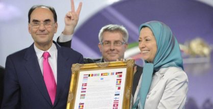 Alejo Vidal-Quadras en 2012 junto a Maryam Rayaví, presidenta del CNRI (Eldiario)