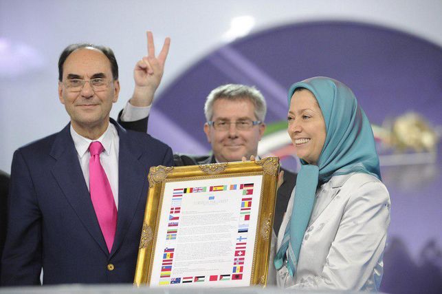 Alejo Vidal-Quadras en 2012 junto a Maryam Rayaví, presidenta del CNRI (Eldiario)