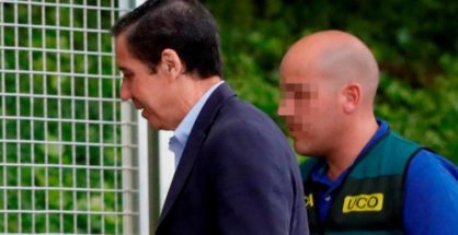 Zaplana, el pasado mes de mayo a su llegada a la Comandancia de la Guardia Civil.