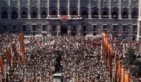 Una multitud se congrega en la plaza de Oriente de Madrid para para protestar por la injerencia extranjera en los asuntos de España y expresar su apoyo al Jefe del Estado, Francisco Franco, en su última aparición pública.