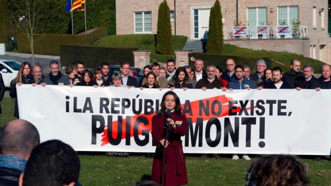 Inés Arrimadas, frente a la casa de Carles Puigdemont en Waterloo