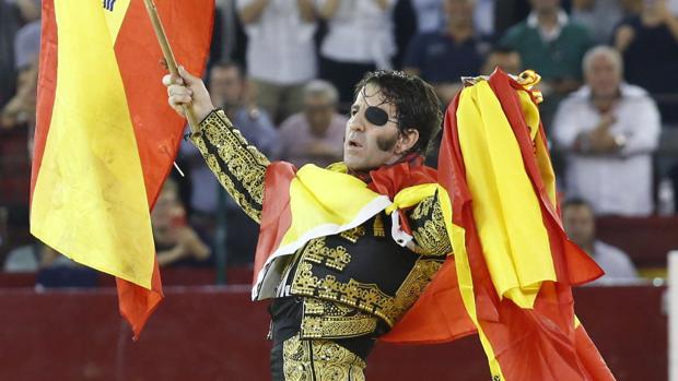 Juan José Padilla da la vuelta al ruedo envuelto en banderas de España