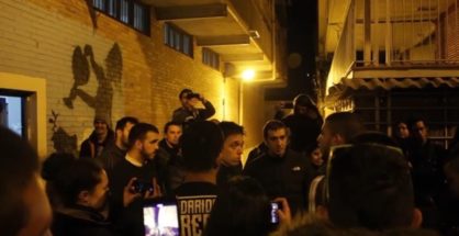 Errejón con las juventudes del Frente Obrero en el barrio de la UVA