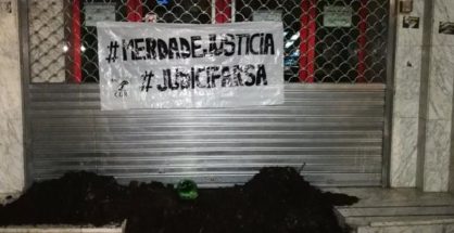 Un montón de heces en las puertas del juzgado de Rubí (Barcelona) - TWITTER CDR