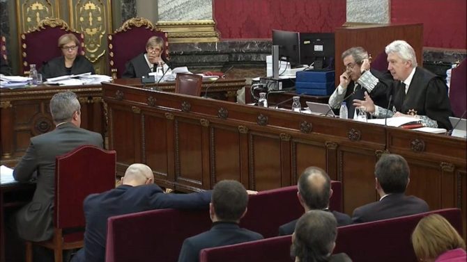 Imagen tomada de la señal institucional del Tribunal Supremo de la declaración del exconsejero de Interior del Govern catalán 