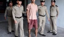 El futbolista bareiní Hakeem al Araibi caminando con unos grilletes en los tobillos a su llegada al juzgado de Bangkok