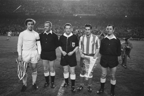 Isacio Calleja (2d), capitán atlético durante un partido ante el Ajax.