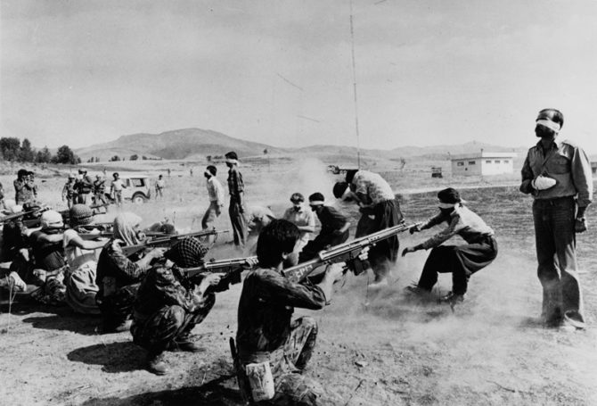  En la imagen, ejecución de kurdos y de individuos de otras filiaciones por fuerzas del régimen islamista en 1979. 