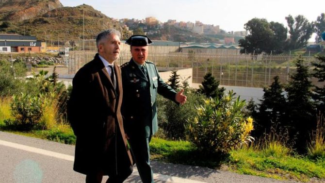 Fernando Grande-Marlaska durante la visita al puesto fronterizo de El Tarajal y el perímetro fronterizo de Ceuta