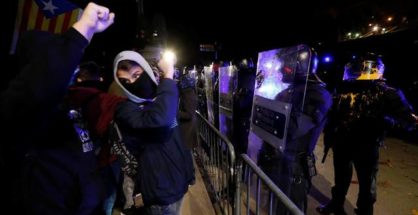 Los mossos, en la manifestación que los CDR han convocado en protesta de la visita del Rey al MWC.