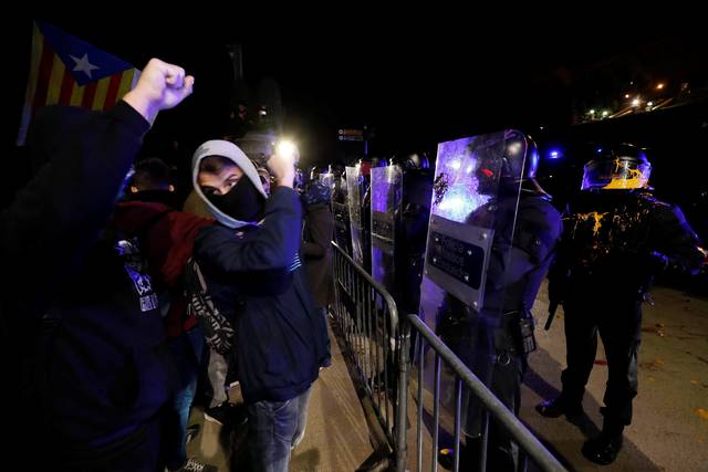 Los mossos, en la manifestación que los CDR han convocado en protesta de la visita del Rey al MWC.