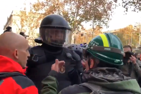 El manifestante instaba al mosso a defender la República.