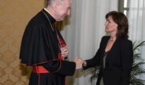 La ministra Carmen Calvo y el cardenal Pietro Parolin durante una reunión.