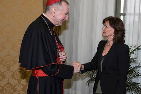 La ministra Carmen Calvo y el cardenal Pietro Parolin durante una reunión.