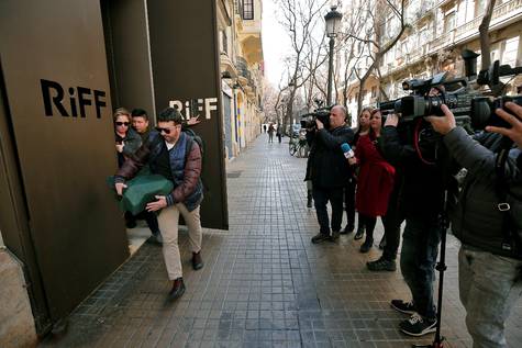 Dos inspectores salen del restaurante Riff de Valencia, con una estrella Michelin y que ha sido clausurado tras morir una persona, el pasado martes.