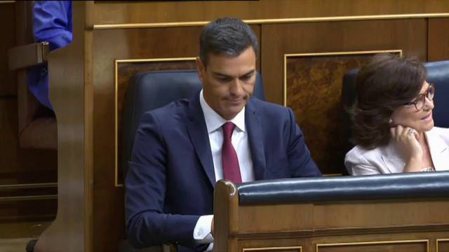 Pedro Sánchez y a su izquierda, Carmen Calvo