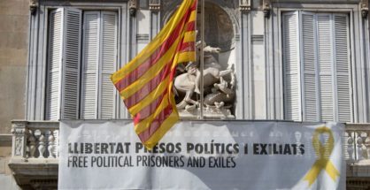 Fachada de la Generalitat, donde cuelga un cartel y un lazo amarillo reivindicando la libertad de los políticos presos.