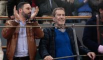 El lider de VOX, Santiago Abascal, junto a Sanchez Dragó, en los toros (El Mundo)