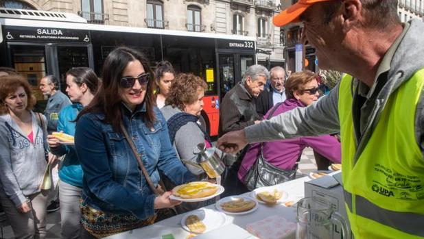 Los agricultores de UPA ofrecen tostadas con aceite para protestar por el desplome de precios
