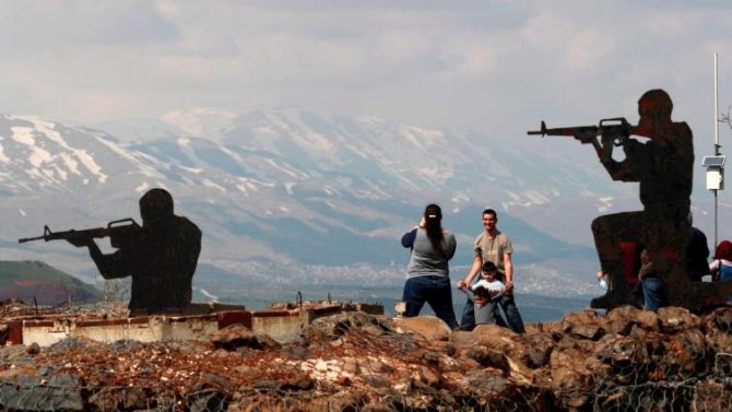 Varios turistas observan el lado sirio desde el paso fronterizo de Ben Tal, en los Altos del Golán (Israel)