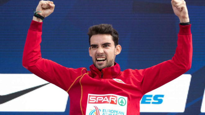 Álvaro Martín celebra en el podio de los 20 km. marcha del Europeo de Berlín.