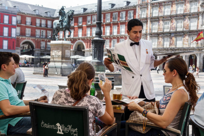 Un camarero en el centro de Madrid