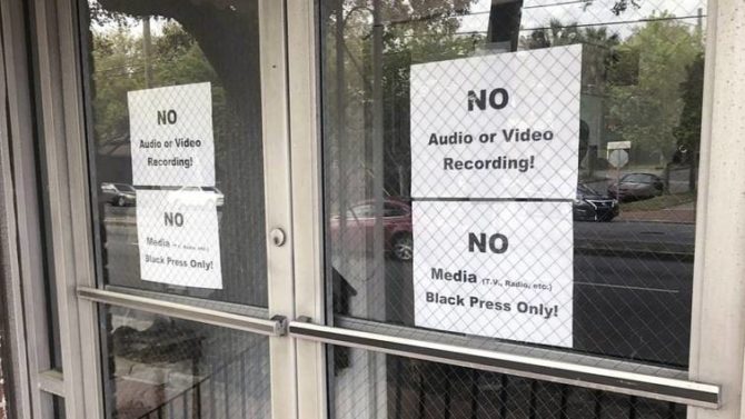 Carteles en la puerta de la iglesia baptista en la que se celebraba el acto de campaña