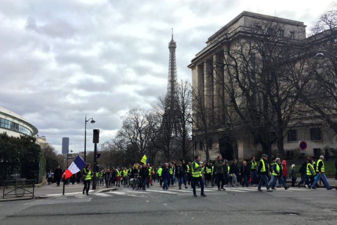 En la imagen, los manifestantes de los "chalecos amarillos" cerca de la Torre Eiffel de París, el 2 de marzo de 2019.