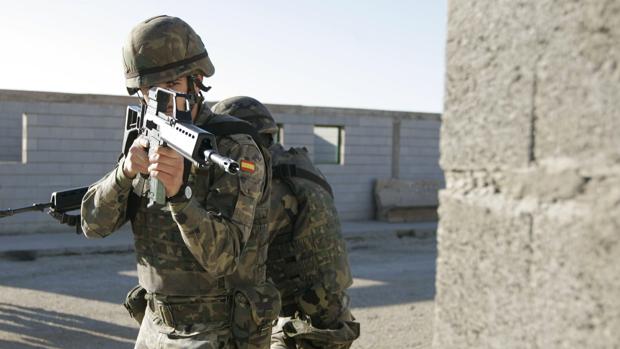 Imagen de archivo de un legionario durante un entrenamiento de combate urbano