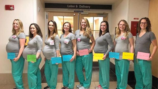 Imagen de ocho de las nueve embarazadas publicada por el centro en Facebook - FACEBOOK