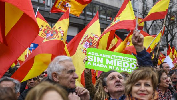 Imagen de la manifestación de Colón en la que los españoles reclamaron elecciones anticipadas a Sánchez