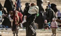 Cientos de civiles que salieron del último bastión sirio del Daesh caminaron hacia un punto de detección para los recién llegados