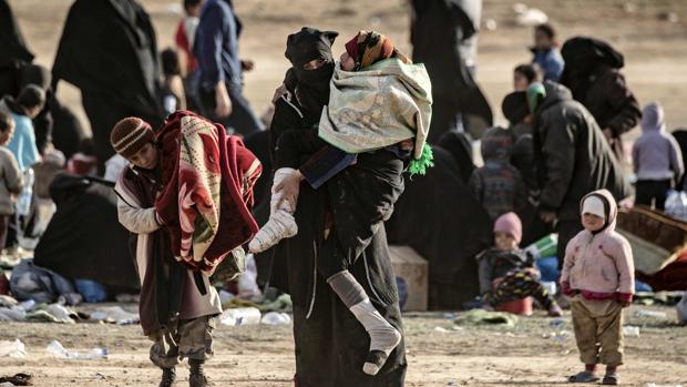 Cientos de civiles que salieron del último bastión sirio del Daesh caminaron hacia un punto de detección para los recién llegados 